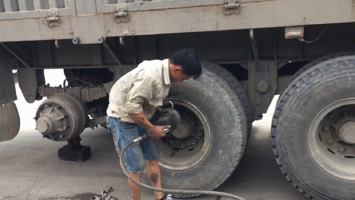 Tiện lợi khi sử dụng dịch vụ làm lốp lưu động