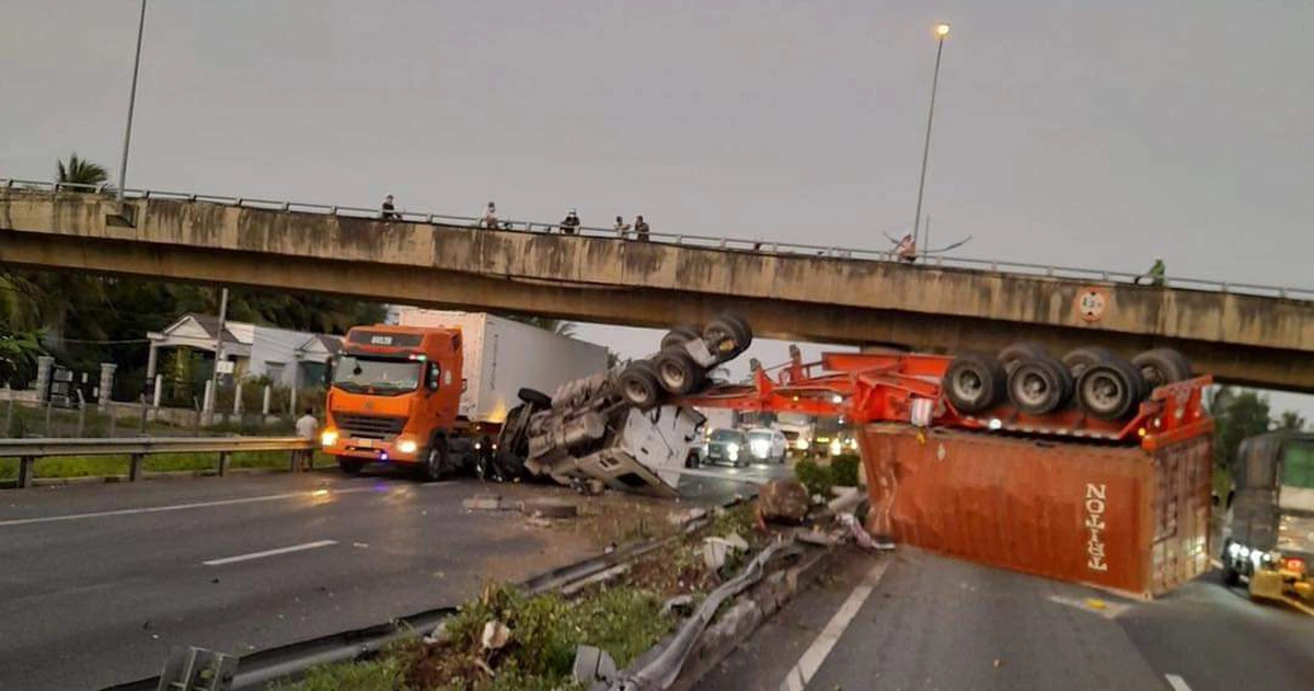 Vì sao bắt buộc phải gọi đơn vị cứu hộ xe container chuyên nghiệp?